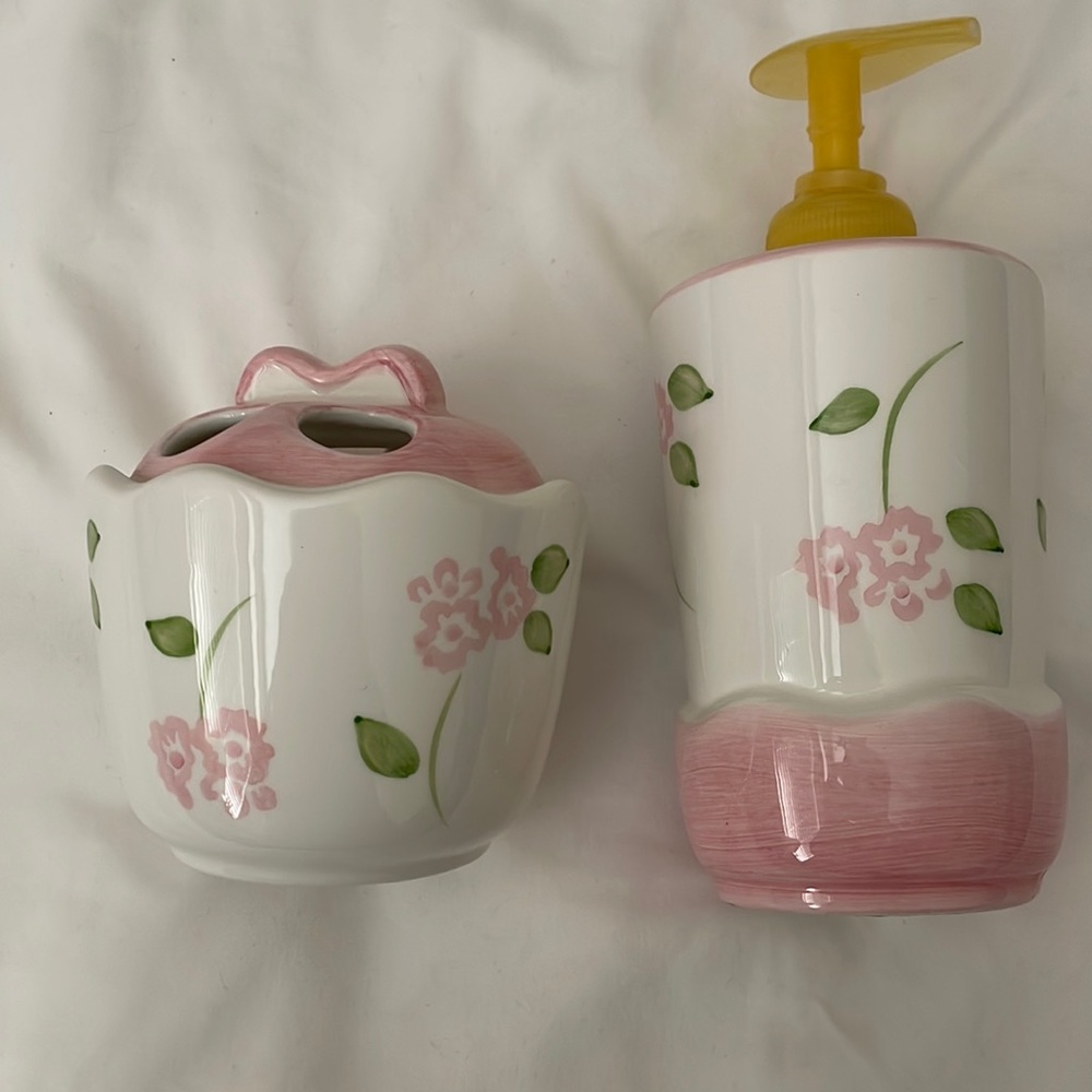 Croscill home soap dispenser and tooth brush holder hand painted ceramic